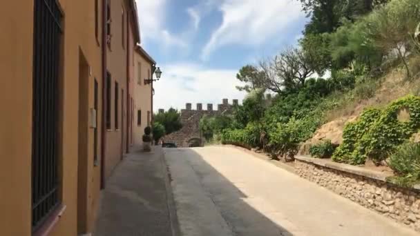 Montblanc, España, Un tren está estacionado al lado de un edificio — Vídeo de stock