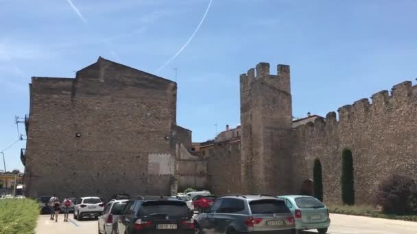 Montblanc, Spanje, Een auto geparkeerd aan de zijkant van een gebouw — Stockvideo