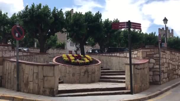 Montblanc, Spanien, En skylt framför en byggnad — Stockvideo