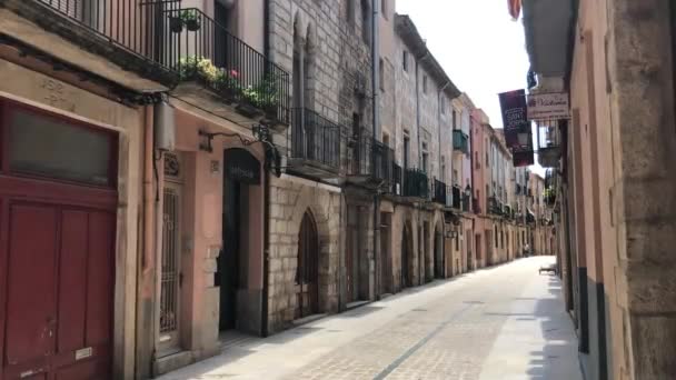 Montblanc, España, Una calle de ciudad estrecha — Vídeo de stock