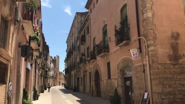 스페인 몬테 블랑, 건물 옆에 건물이 있는 좁은 도시 거리 — 비디오