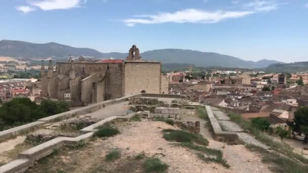 Montblanc, España, Un gran edificio de ladrillo con una montaña en el fondo — Vídeos de Stock