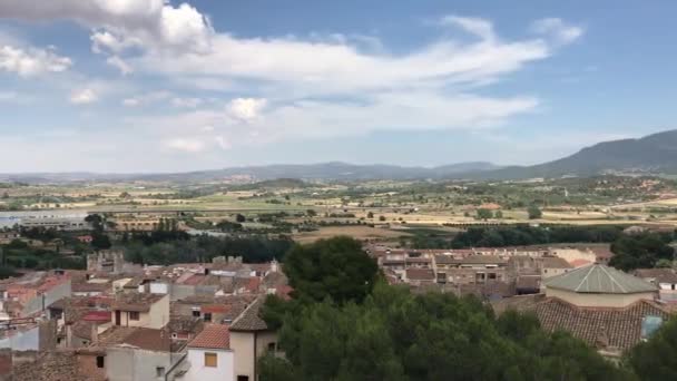 Montblanc, España, Un gran edificio con una montaña en el fondo — Vídeos de Stock
