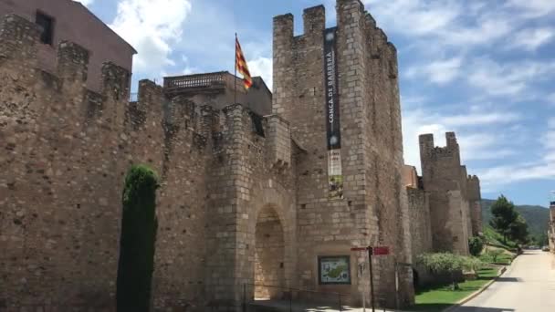 Montblanc, Španělsko, Hrad na vrcholu cihlové budovy — Stock video