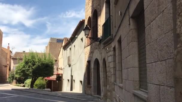 Montblanc, España, Un gran edificio de ladrillo con un cartel en el lateral de la calle — Vídeos de Stock