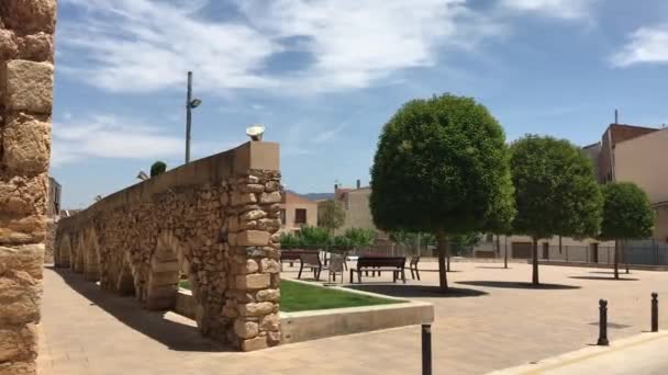 Montblanc, Испания, Каменная скамья — стоковое видео