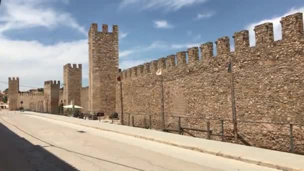 Montblanc, España, Un gran edificio de ladrillo — Vídeo de stock