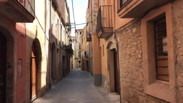 Montblanc, España, Un antiguo edificio de ladrillo — Vídeo de stock