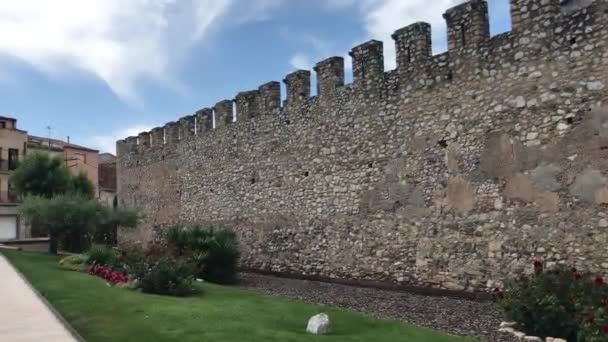 Montblanc, Španělsko, Kamenná zeď před cihlovou budovou — Stock video