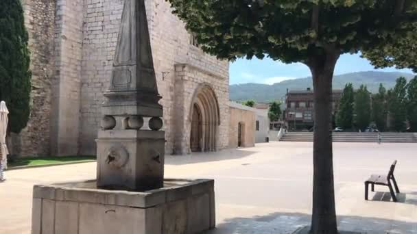 Montblanc, Ισπανία, Ένα μεγάλο πέτρινο άγαλμα μπροστά από ένα κτίριο — Αρχείο Βίντεο