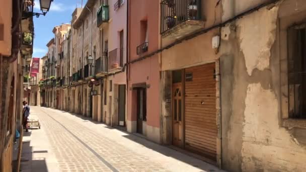 Montblanc, España, Una calle de ciudad estrecha — Vídeo de stock