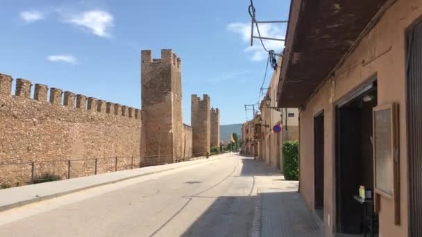 Montblanc, Espanha, Um edifício ao lado de uma estrada — Vídeo de Stock