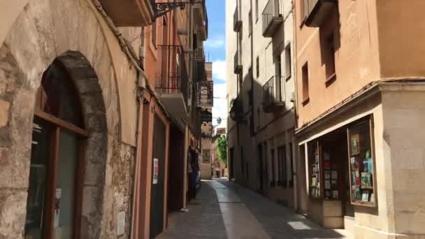 Montblanc, España, Un gran edificio de ladrillo con una tienda en el lado de la calle — Vídeo de stock