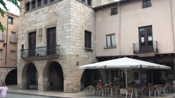 Montblanc, Espagne, Un groupe de personnes debout devant un immeuble — Video