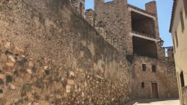 Montblanc, İspanya, büyük bir taş bina.