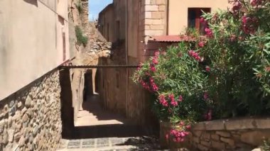 Montblanc, İspanya, tuğla duvarında tabela olan taş bir bina.