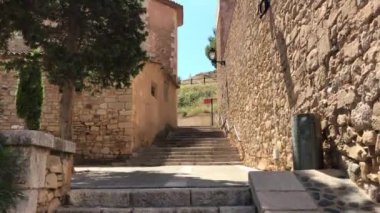 Montblanc, İspanya, kaya duvarı olan taş bir bina.