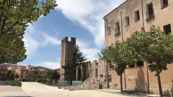 Montblanc, Espanha, Uma árvore em frente a um edifício — Vídeo de Stock