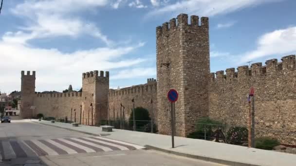 Montblanc, España, Un castillo al lado de una carretera — Vídeo de stock