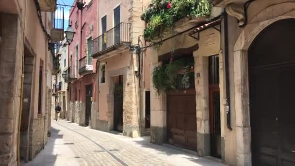 Montblanc, España, Una calle de ciudad estrecha con edificios al lado de un edificio — Vídeo de stock