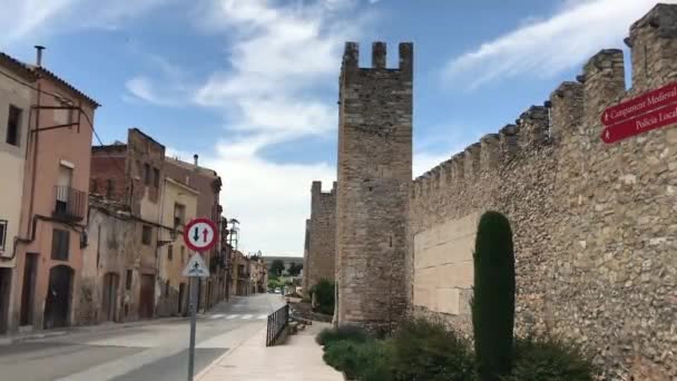 Montblanc, Espanha, Um edifício que tem um sinal no lado de uma estrada — Vídeo de Stock