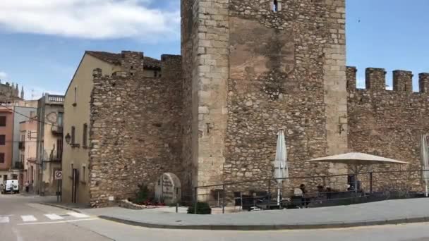 Montblanc, Espanha, Um grande edifício de tijolos — Vídeo de Stock