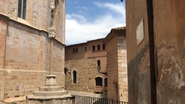 Montblanc, España, Un antiguo edificio de ladrillo — Vídeos de Stock