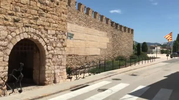 Montblanc, Spanien, Steingebäude mit Hinweisschild am Straßenrand — Stockvideo