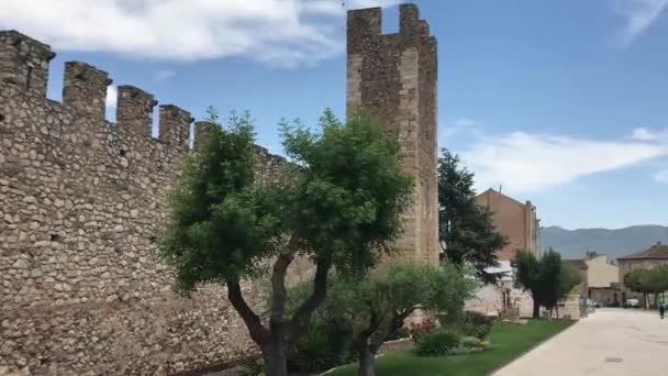 Montblanc, Spanje, Een groot bakstenen gebouw — Stockvideo