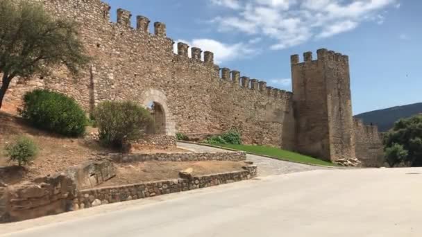 Montblanc, Espanha, Um castelo ao lado de um edifício — Vídeo de Stock