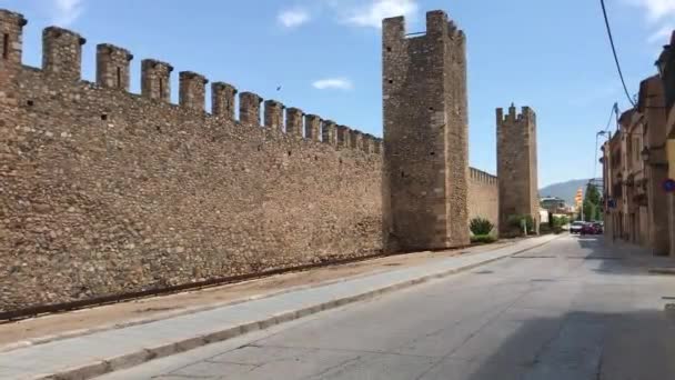 Montblanc, España, Un castillo al lado de una carretera — Vídeo de stock