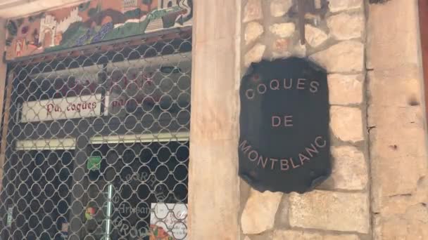 Montblanc, Spagna, Un cartello sul lato di un edificio — Video Stock