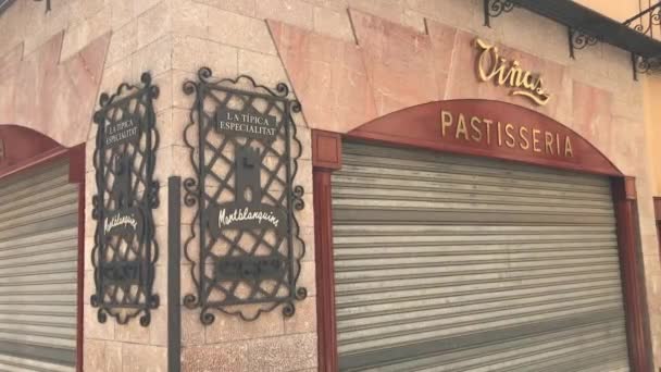 Montblanc, Spain, Знак на стене здания — стоковое видео