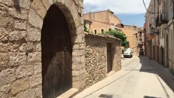 Montblanc, Spanyolország, egy kőépület, aminek táblája van a járdán. — Stock videók