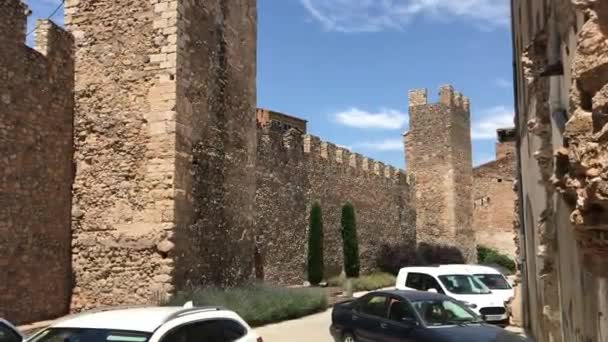 Montblanc, Španělsko, auto zaparkované před cihlovou budovou — Stock video