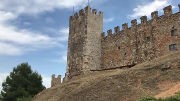 Montblanc, İspanya, tuğla bir binanın yanında taş bir kale — Stok video