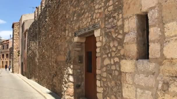 Montblanc, Espagne, Un bâtiment en pierre qui a un panneau sur un mur de briques — Video