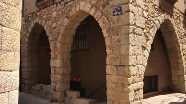 Montblanc, Spanyol, Sebuah bangunan batu besar — Stok Video