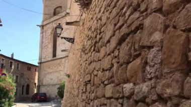 Montblanc, İspanya, kaya duvarı olan taş bir bina.