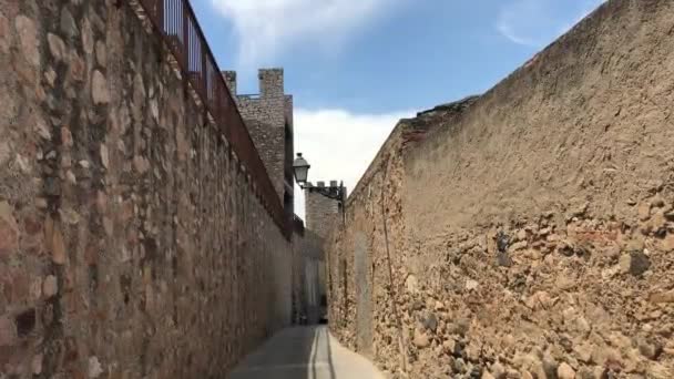 Montblanc, Španělsko, kamenná budova s cedulí na úbočí hory — Stock video
