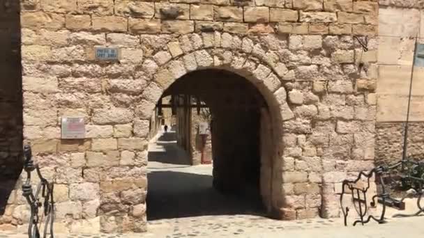 Монтковц, Іспанія, кам "яний будинок на лавці перед цегляною стіною. — стокове відео