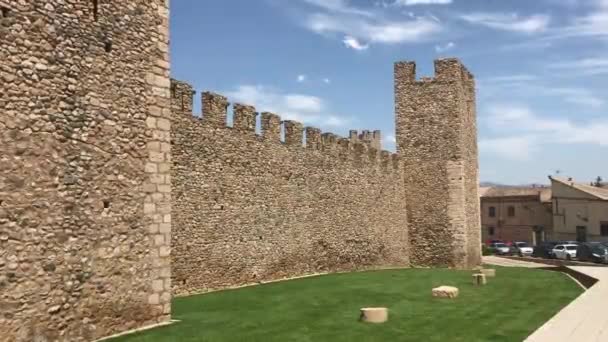 Montblanc, Španělsko, kamenná budova, která má trávu před cihlovou zdí — Stock video