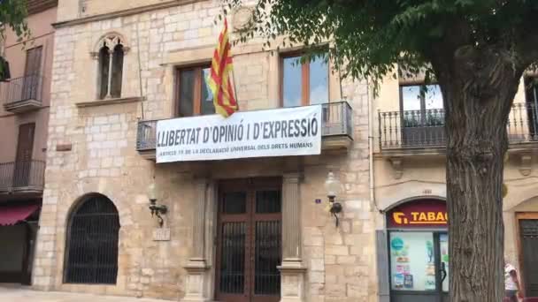 Montblanc, Espagne, Un panneau sur le côté d'un bâtiment — Video