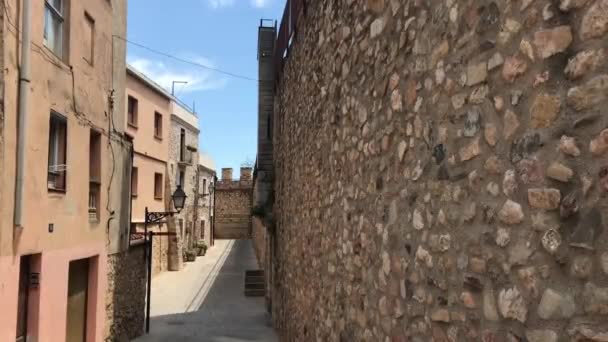 Montblanc, Ισπανία, ένα πέτρινο κτίριο που έχει μια πινακίδα σε έναν τοίχο από τούβλα — Αρχείο Βίντεο