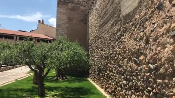 Montblanc, España, Un edificio de piedra con césped frente a una casa — Vídeo de stock