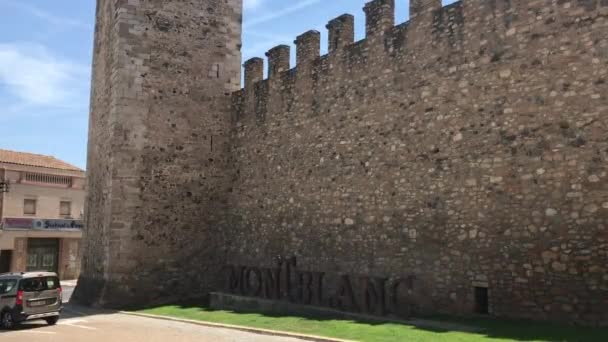 Montblanc, España, Un gran edificio de ladrillo — Vídeo de stock