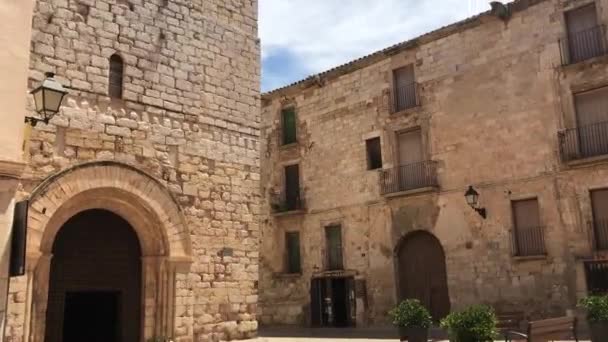 Montblanc, Hiszpania, Widok na kamienny budynek — Wideo stockowe