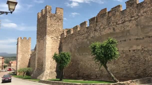 Montblanc, Španělsko, Kamenný hrad vedle cihlové budovy — Stock video