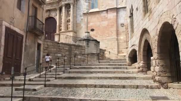 Montblanc, Испания, Старое каменное здание — стоковое видео