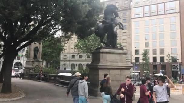 Barcelona, Spanien. 20. Juni 2019: Eine Gruppe von Menschen vor einer Statue — Stockvideo